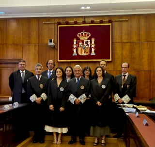 Las dos nuevas juezas de refuerzo junto al presidente Chamorro, miembros de la Sala de Gobierno, padrinos, el decano del Tribunal de Instancia de Avilés y el LAJ de la Sala Civil y Penal